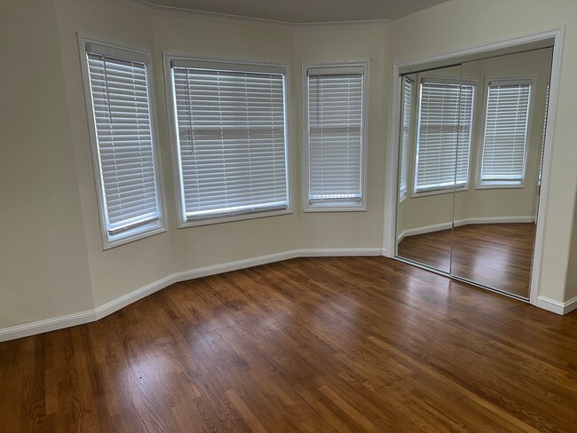 Building Photo - EPIC REA - Great Corner Lakeside Home - 3 ...