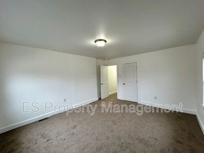 Building Photo - 2960 N Park Ave