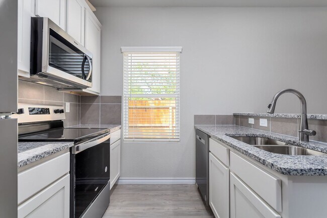 Building Photo - Elegant Home in Seguin!