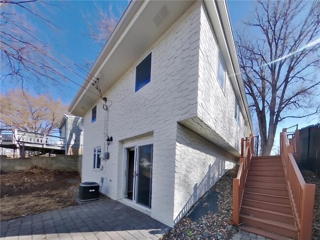 Building Photo - 3136 Nevada Ave S