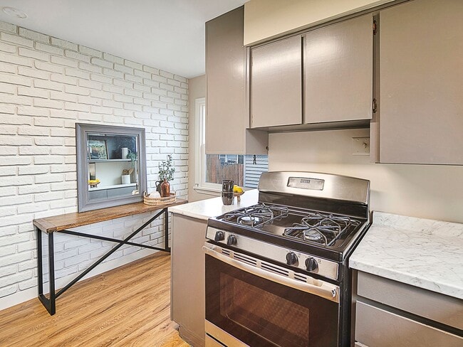 Building Photo - MID-CENTUTY MODERN 4 BEDROOM/2 BATH HOME-MUST SEE TO APPRECIATE!!