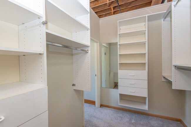 Building Photo - Modern Downtown Milwaukee Condo for Rent