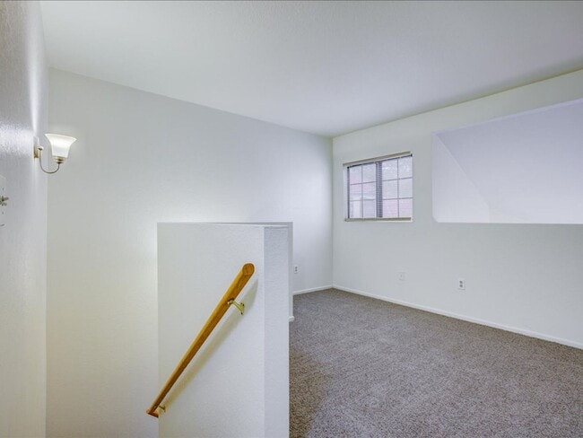 Building Photo - 2 Bedroom, 2 Bath