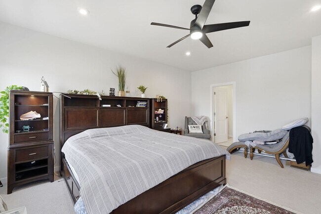 Building Photo - Perfectly positioned near the vibrant shopping and dining destination of One Loudoun, this reside...