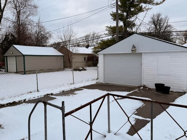 Building Photo - 541 E Bennett Ave