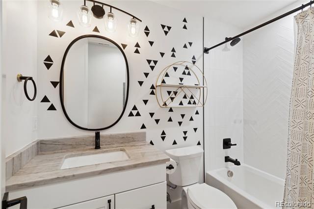 Building Photo - 475 Galapago St