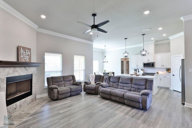 Building Photo - 4 bedroom, EXECUTIVE RENTAL!