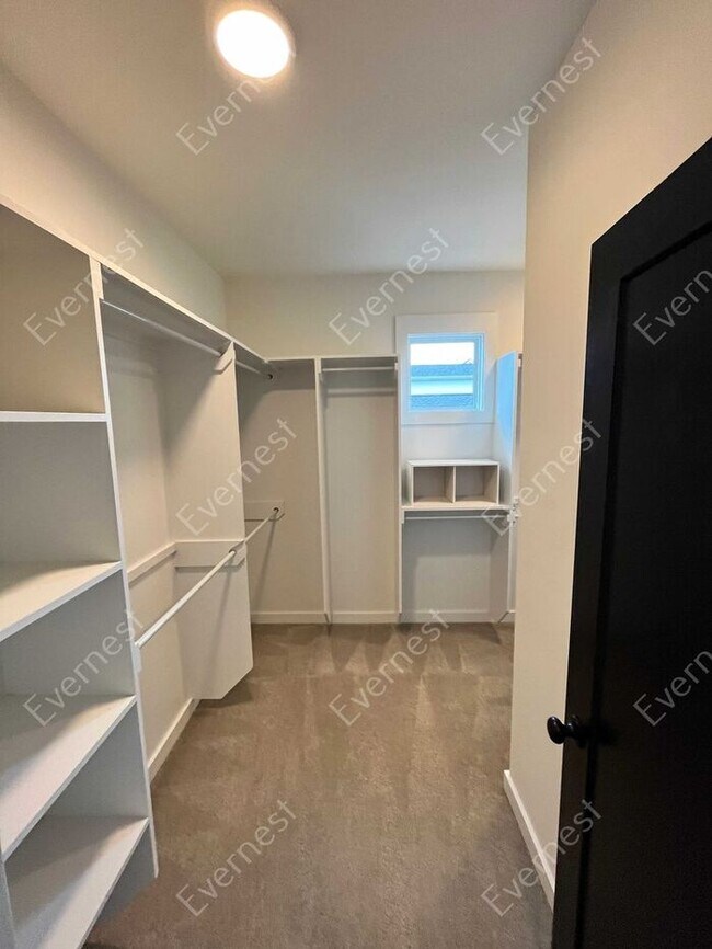 Building Photo - 4-Bedroom Home with Modern Comforts in a P...