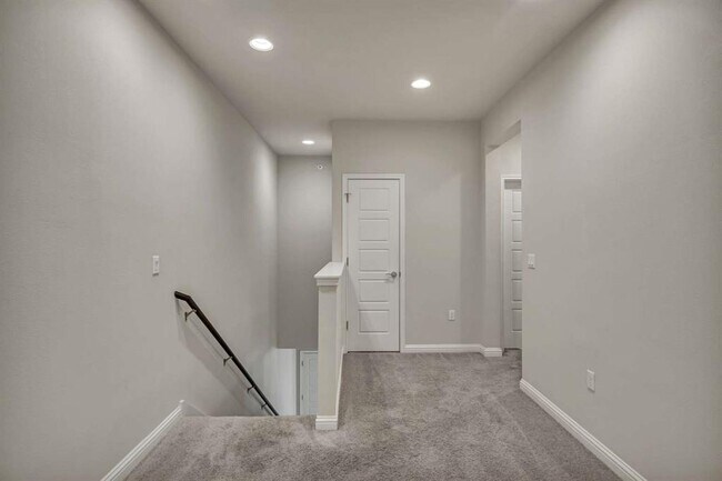 Building Photo - 13800 Lyndhurst St