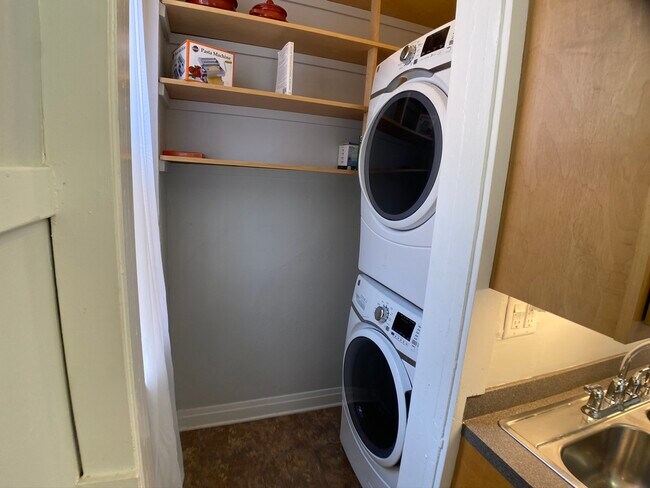 Building Photo - 622 W Briar Pl