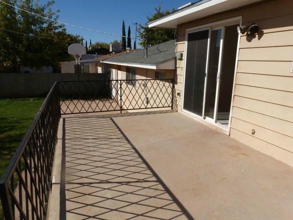 Building Photo - 4 bedroom home  - Dog Friendly!