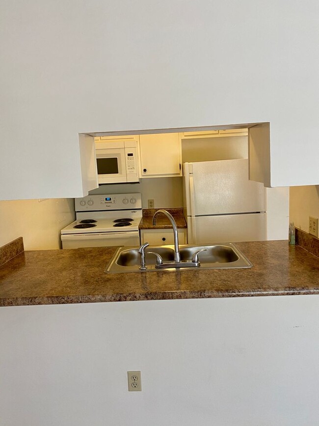 Building Photo - Gated 1 Bedroom 1 Bath Upstairs Condo   Ne...