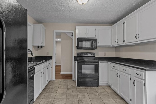 Building Photo - 2400 Salem Dr