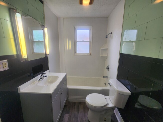 Building Photo - 2 Bedroom Home
