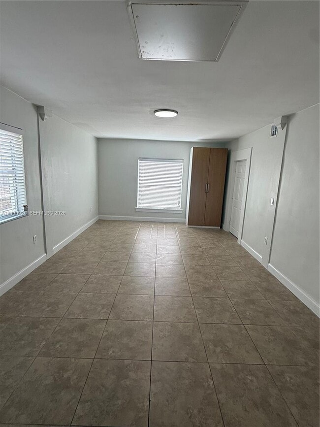 Building Photo - 2816 Pine Tree Dr