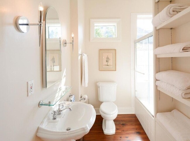 Building Photo - 61 Queen St