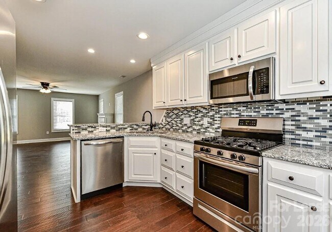 Building Photo - 704 N Main St