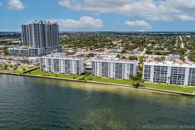 Building Photo - 501 Lake Shore Dr