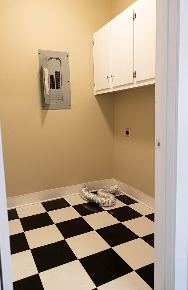 Building Photo - Spacious 2 Bedroom Walkable to Downtown