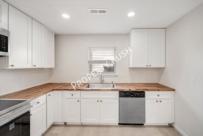 Building Photo - 1104 Queens Dr