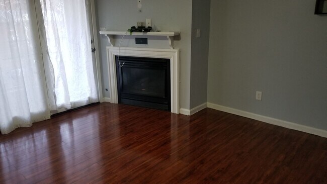 Building Photo - AVAILABLE NOW!  Want a GREAT Location?  Want an Average LGE Bill of $30/mo??  This Beautiful 1 Be...