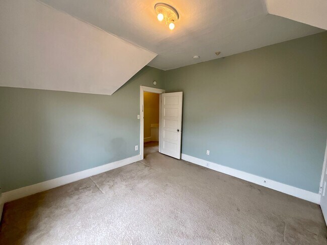 Building Photo - $500 Move In Special - Beautiful 3-bedroom...