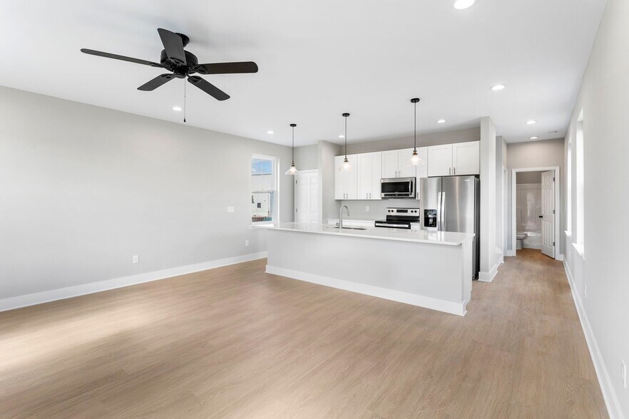 Building Photo - 2028 Arbutus Ave