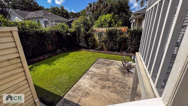 Building Photo - HUGE 9 bedroom house just a few blocks fro...