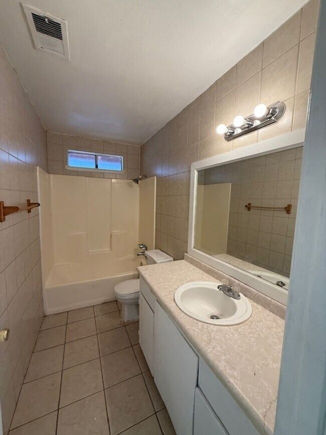Building Photo - 1204 N Divisadero St