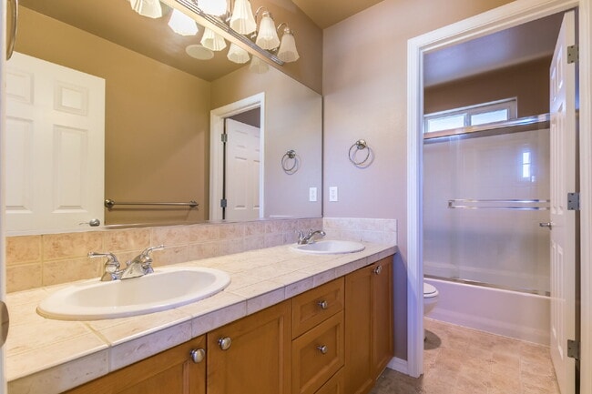 Building Photo - Spacious 4-Bedroom Haven in Kent with 2.5 Bathrooms and 2,570 Sq Ft of Comfort!