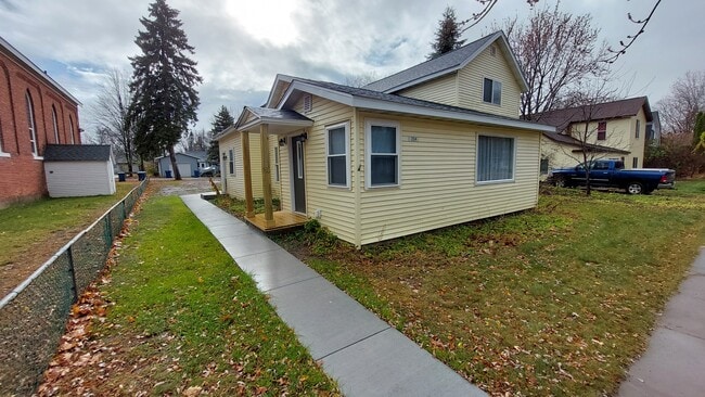 Building Photo - 204 6th Ave