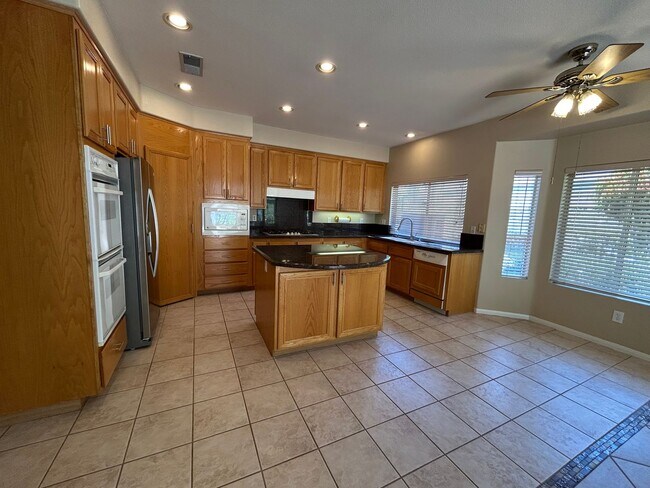 Building Photo - Spacious 4 Bed/2.5 Bath Home Escondido