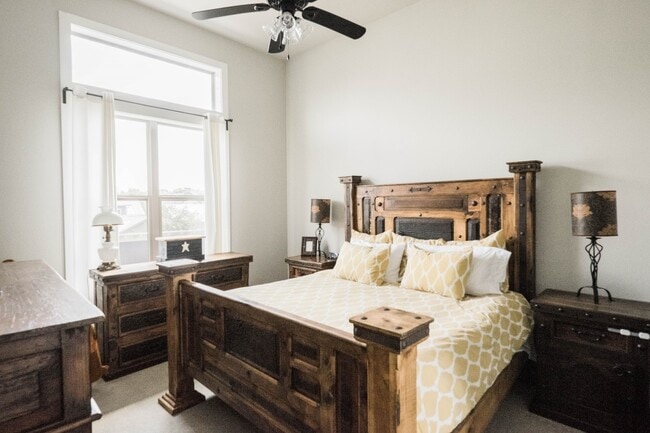 Building Photo - 2/2/1 Condo in Town Creek / Walk to Dos Rios / Fridge, Washer & Dryer Included / Balcony / NBISD