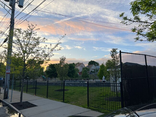 Building Photo - 274 Chelsea St