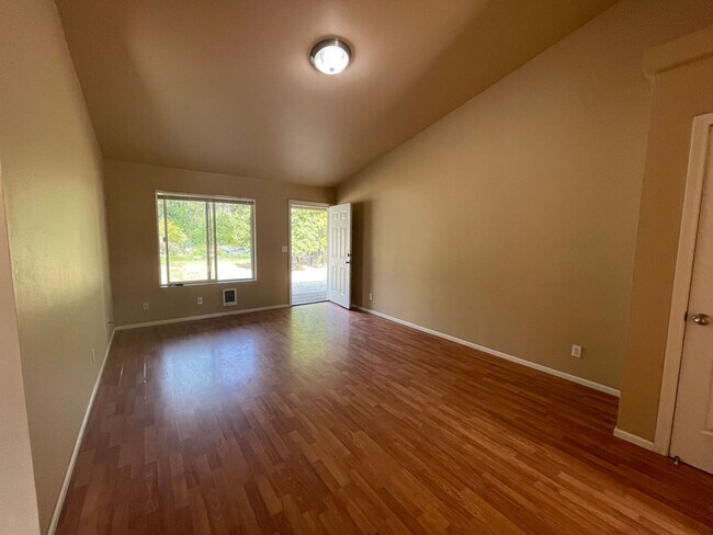 Building Photo - Bass5273