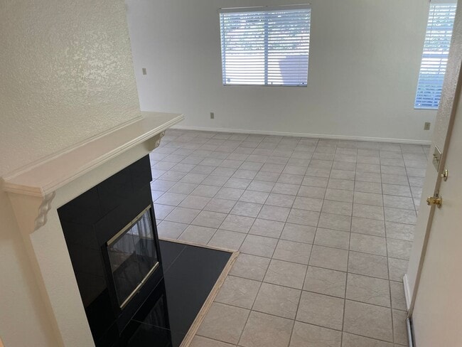 Building Photo - Great Location in Lake Forest