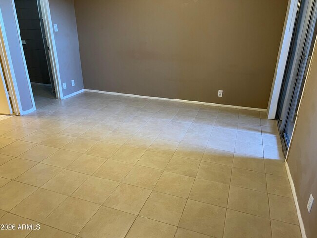 Building Photo - 501 W Yukon Dr