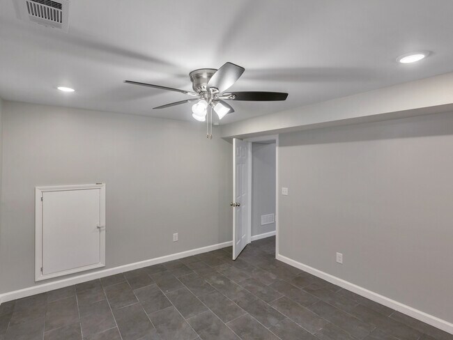 Building Photo - 2501 Sandy Ct