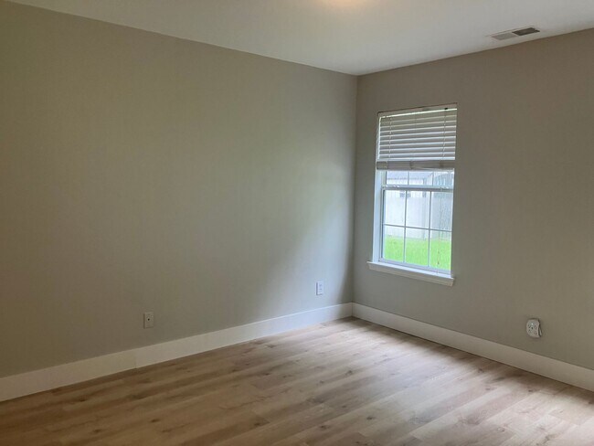 Building Photo - 426 Live Oak Walk