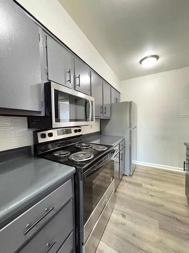 Building Photo - Remington On Rockville Living