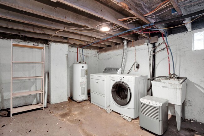 Building Photo - Updated 3 Bedroom 1 Bath with Off Street P...