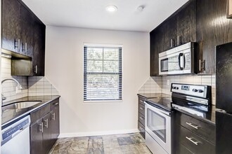 Building Photo - 1501 Hyde Park Blvd