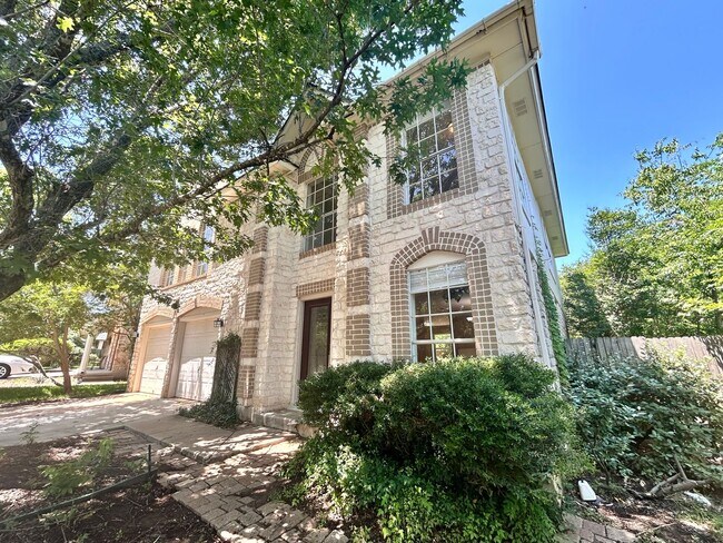 Primary Photo - Beautiful and Spacious 3 BR / 2.5 BA Home ...