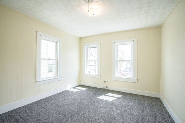 Building Photo - 32 Joy St