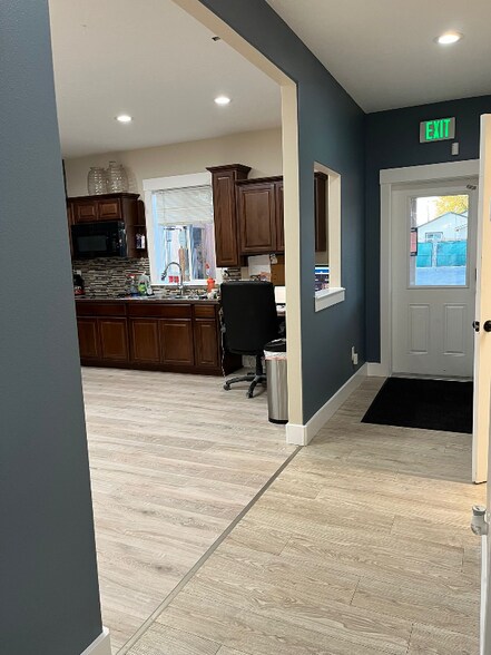 Building Photo - 613 W Clark St