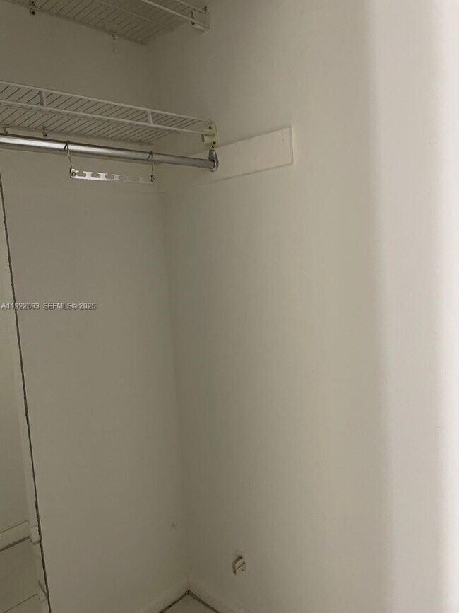 Building Photo - 3141 N Palm Aire Dr