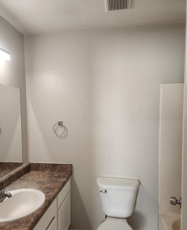 Building Photo - MARVELOUS TWO BEDROOMS AND ONE BATHROOM AV...