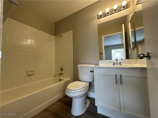 Building Photo - 4571 Carriage Park Dr