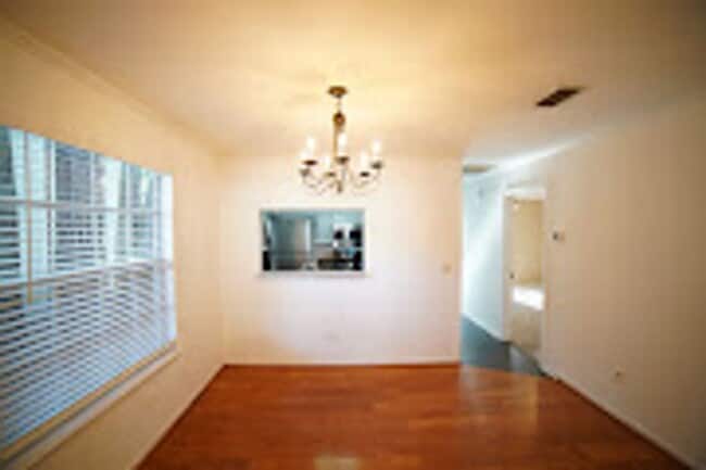 Building Photo - 2/2 with deck in Settlers Creek!