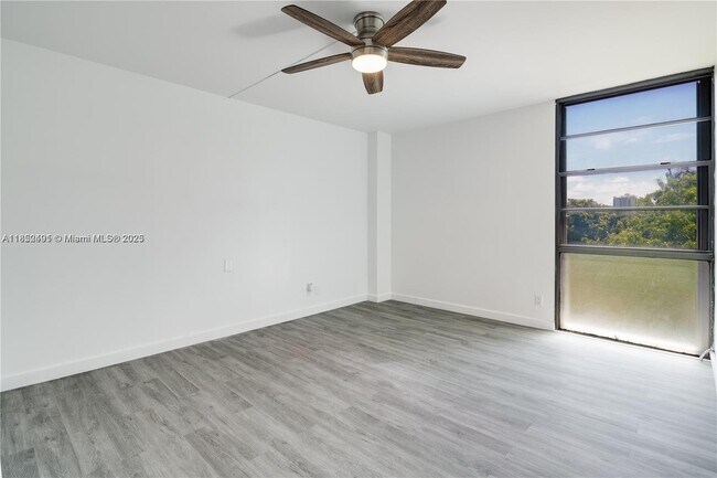 Building Photo - 3401 N Country Club Dr